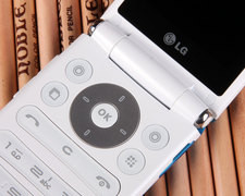 全鍵盤(pán)紅星 行貨諾基亞E63今日降100元 