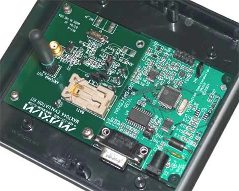 圖4. 鑰匙鏈發(fā)送器采用兩個(gè)并排安裝的評(píng)估板構(gòu)成。