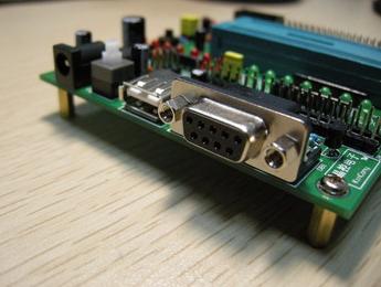 接口齊全，從左到右分別是：外接電源、USB供電口、RS232串口