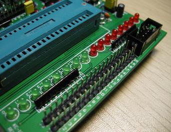 所有單片機(jī)引腳均做了雙排外延處理，足夠外擴(kuò)展使用