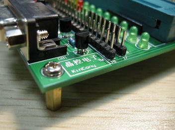 PCB四周的固定螺柱，讓PCB底層避免被金屬物碰到短路的現(xiàn)象