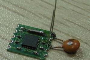 首先，我們給模塊焊上電源的濾波電容，瓷片104