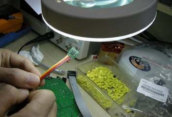 給收音模塊焊上杜邦線，然后我們在放大鏡下檢查其焊點是否完好