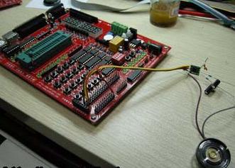 然后接上小喇叭，并且與我們的51單片機綜合學(xué)習(xí)系統(tǒng)P口相連