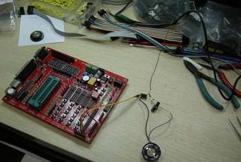 給模塊焊上天線，在此我們用一條短焊錫絲來當(dāng)天線