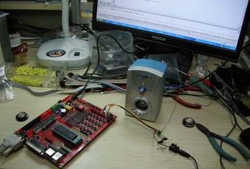 激動的時候，再給小喇叭拆了，換上一個有源音箱，聲音立刻優(yōu)美很多