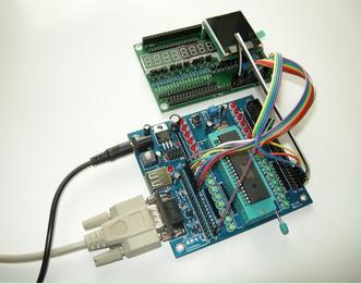 插上單片機(jī)芯片、外接電源和串口線