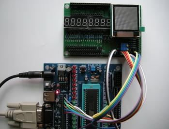 開電源開關(guān)，KC-101板上紅色指示燈亮，TFT彩屏顯示初始白屏狀態(tài)