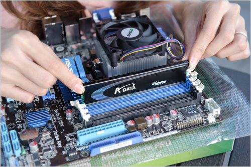 開核大作戰(zhàn) 美女手把手教你如何裝機