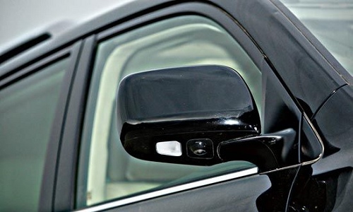 這是雷克薩斯LX570的右側(cè)后視鏡下裝備的攝像頭，它可以為駕駛員提供車(chē)輛右側(cè)盲區(qū)的實(shí)時(shí)畫(huà)面