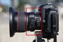 1．根據(jù)被攝體的方向轉(zhuǎn)動(dòng)鏡頭