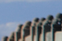 放大顯示紅框部分。光圈值在F4時(shí)，畫面的深處沒有得到合焦，出現(xiàn)了虛化。