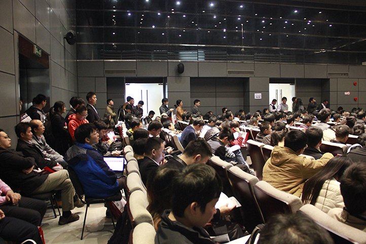 物聯(lián)網(wǎng)大會主會場座無虛席，還有好多來的稍晚的觀眾只能站著聽講。