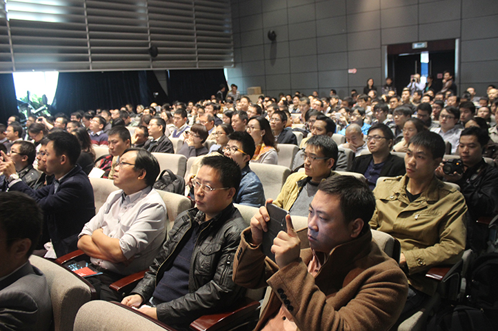 用手機(jī)做記錄的觀眾。