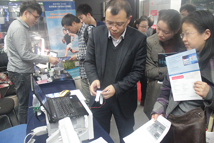 是德科技展位，為觀眾們演示可穿戴手表的測試。