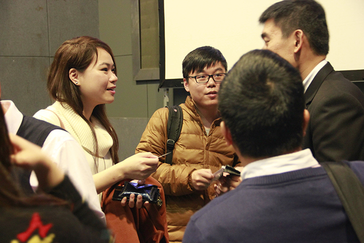 會議結(jié)束后被熱情觀眾團(tuán)團(tuán)圍住的嘉賓們。