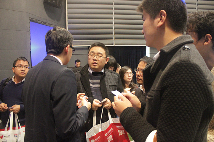 會議結(jié)束后被熱情觀眾團(tuán)團(tuán)圍住的嘉賓們。