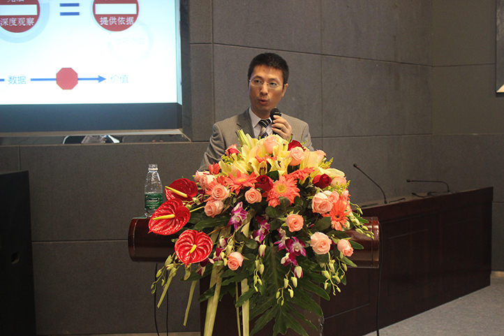 英特爾沈威經(jīng)理在物聯(lián)網(wǎng)論壇上演講。