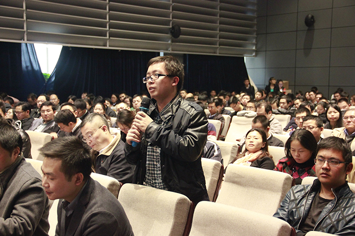 物聯(lián)網(wǎng)大會上觀眾提問環(huán)節(jié)。