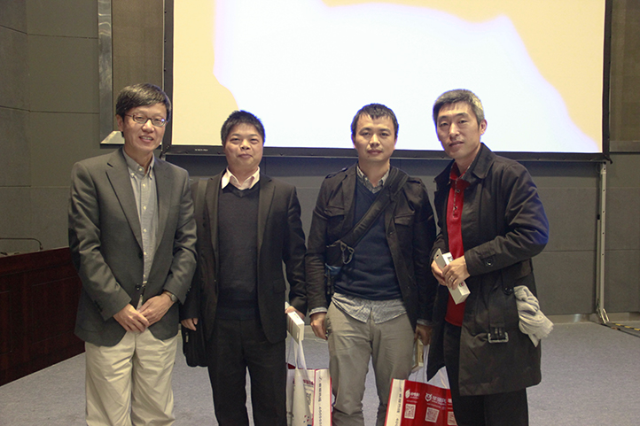 上午物聯(lián)網(wǎng)大會抽獎(jiǎng)環(huán)節(jié)中的獲獎(jiǎng)觀眾們與大會主席合影。