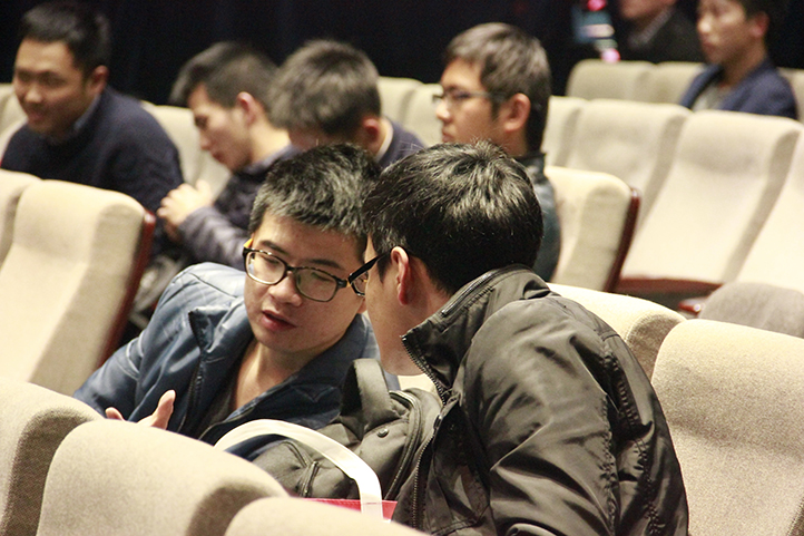 嘉賓的回答，讓臺下的觀眾們?nèi)滩蛔∮懻撻_了。