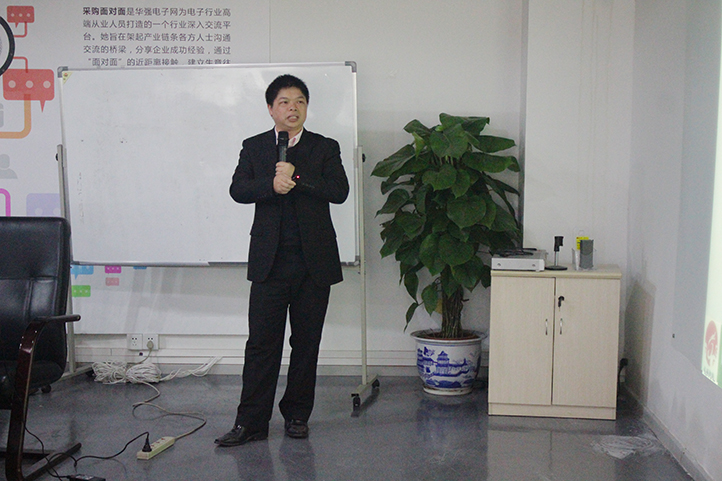 在智慧家庭論壇中龍俐智能科技研發(fā)總監(jiān)唐石平先生為觀眾們演講。