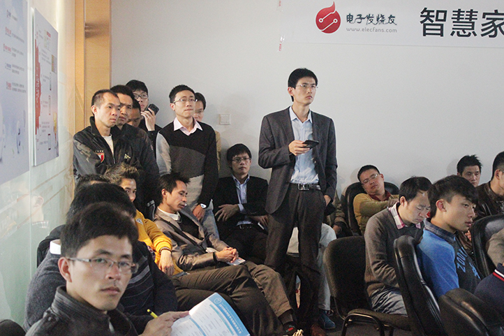 沒有座位了，堅(jiān)持站著聽演講的觀眾們。