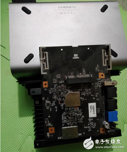 小米路由器Pro發(fā)布，現(xiàn)在來(lái)看看真機(jī)圖和拆解圖