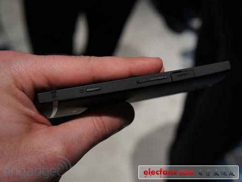 索尼Xperia S機(jī)身側(cè)面展示（一）