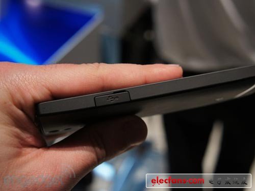 索尼Xperia S機(jī)身側(cè)面展示（二）