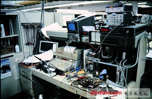 這是上世紀70年代末我在惠普的工作臺，這張照片已經(jīng)遺失了30年。原來是當時一名叫Fred Wenninger的惠普部門經(jīng)理“借”走了我這張照片區(qū)復印而一直沒還給我