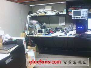 這是我的工作間，我最近整理了一下。你應(yīng)該注意到了放電腦上面的那個(gè)LeCroy示波器