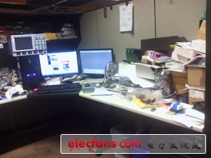 這是我的工作間，我最近整理了一下。你應(yīng)該注意到了放電腦上面的那個(gè)LeCroy示波器