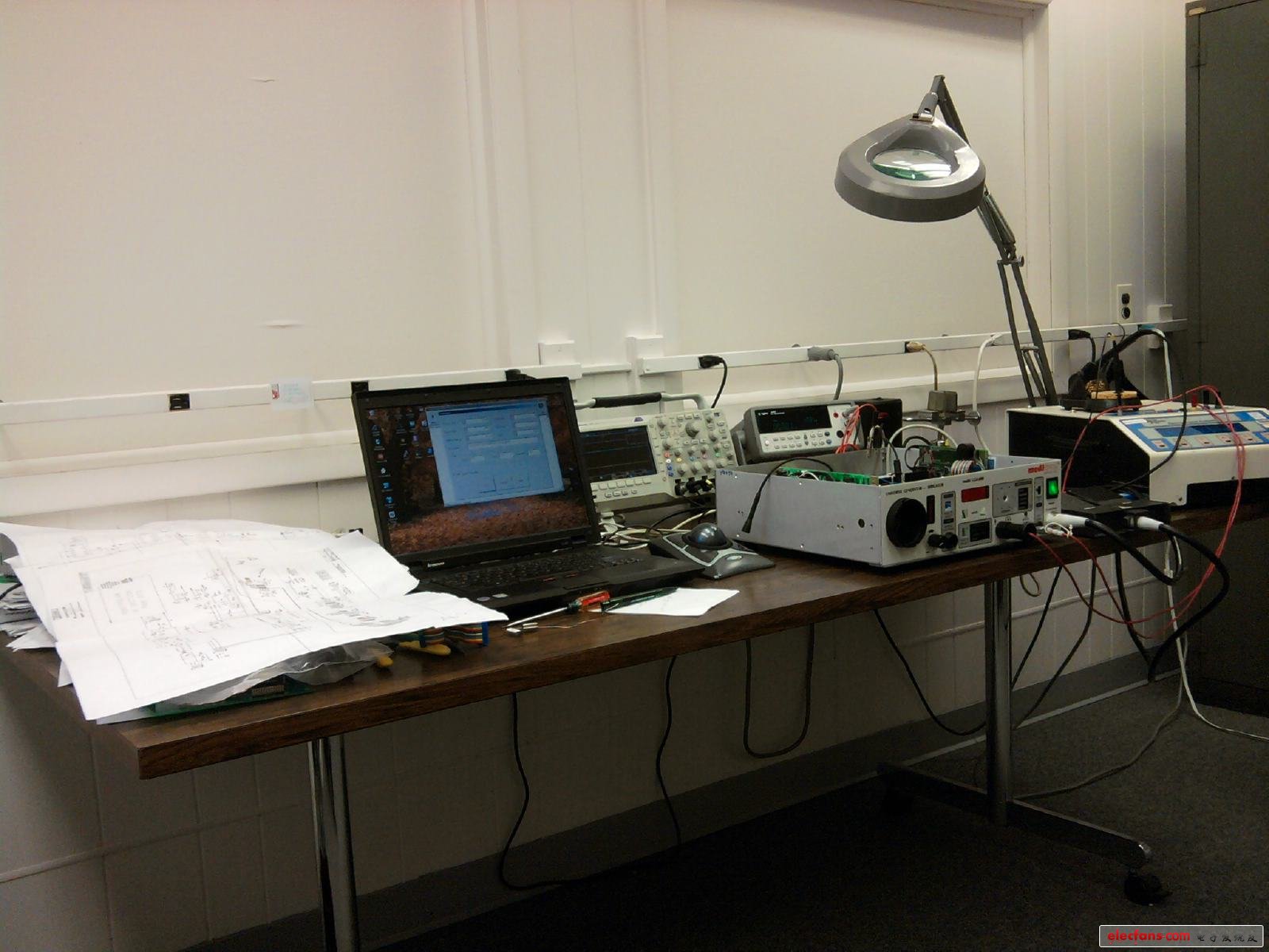 我本來(lái)以為我的工作臺(tái)很亂，不過(guò)看過(guò)別人的之后，就不這么覺得了