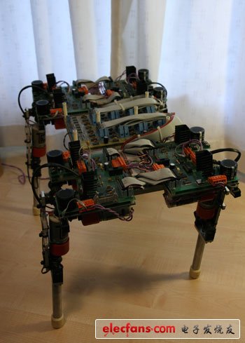 　　還有一些有意思的東西，四足機(jī)器人和法拉第籠的上角。