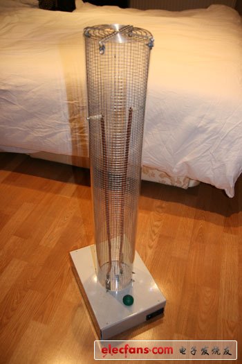 　　還有一些有意思的東西，四足機(jī)器人和法拉第籠的上角。