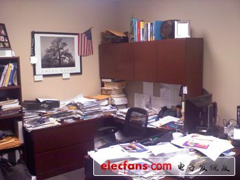 這就是我每天工作的辦公桌，不過(guò)我蓋住了婚紗照。