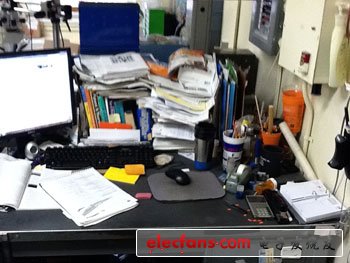 我的工作間。辦公桌和工作臺(tái)正對(duì)著，我只需要轉(zhuǎn)動(dòng)坐椅就可以從一邊換到另一邊