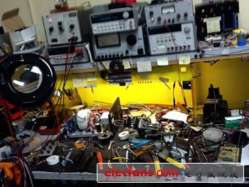 我的工作間。辦公桌和工作臺(tái)正對(duì)著，我只需要轉(zhuǎn)動(dòng)坐椅就可以從一邊換到另一邊