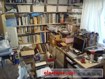　　第二張照片中轉(zhuǎn)過(guò)身來(lái)我看到的是一堆電子零部件、參考書(shū)、數(shù)據(jù)手冊(cè)以及一些正在進(jìn)行的電子項(xiàng)目。