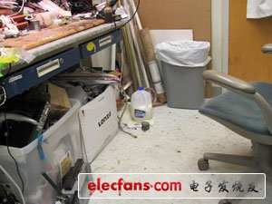 　　看到這些照片的時(shí)候，想起那些回憶，我忍不住狂笑。這個(gè)地方不僅是個(gè)辦公室，還是食品儲(chǔ)藏室、濕鞋柜、急救站、垃圾場(chǎng)… 想想我真的夠亂啊，當(dāng)時(shí)真應(yīng)該多拍點(diǎn)照片的。