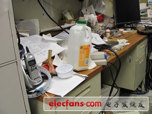 　　看到這些照片的時(shí)候，想起那些回憶，我忍不住狂笑。這個(gè)地方不僅是個(gè)辦公室，還是食品儲(chǔ)藏室、濕鞋柜、急救站、垃圾場(chǎng)… 想想我真的夠亂啊，當(dāng)時(shí)真應(yīng)該多拍點(diǎn)照片的。