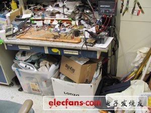 　　看到這些照片的時(shí)候，想起那些回憶，我忍不住狂笑。這個(gè)地方不僅是個(gè)辦公室，還是食品儲(chǔ)藏室、濕鞋柜、急救站、垃圾場(chǎng)… 想想我真的夠亂啊，當(dāng)時(shí)真應(yīng)該多拍點(diǎn)照片的。