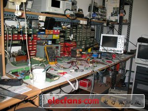 　　照片是我今天的工作臺(tái)，桌上（桌下）有一些正在進(jìn)行的工作。