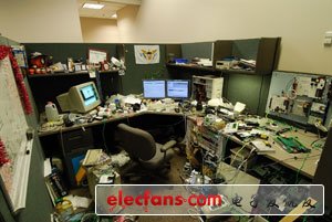 　　這是我們團(tuán)隊(duì)的測(cè)試工程師Troy的辦公桌，Troy是我合作過(guò)的最好的伙伴。他做了點(diǎn)整理，第二張照片是整理過(guò)后的。