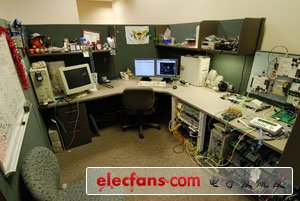 　　這是我們團(tuán)隊(duì)的測(cè)試工程師Troy的辦公桌，Troy是我合作過(guò)的最好的伙伴。他做了點(diǎn)整理，第二張照片是整理過(guò)后的。