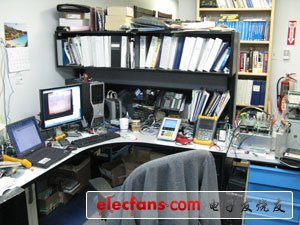 　　正如你看到的，所有需要的工具都觸手可及，電腦、調(diào)試器、計(jì)算器、萬(wàn)用表、硬件、以及咖啡。。很多很多的咖啡。