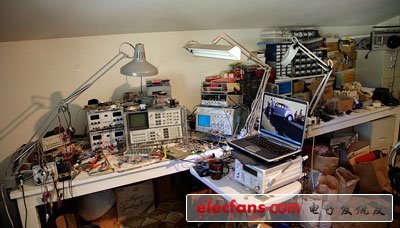 　　我做了30年的模擬和射頻設(shè)計(jì)顧問工作，也積累的一大堆東西。這張照片是我的家庭實(shí)驗(yàn)室的一側(cè)。