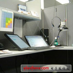 　　這是我引以為傲的辦公室，具有下列有創(chuàng)意的特點(diǎn)，被稱為“瘋狂工程師之辦公室”：