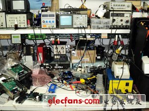 　　圖片中是我的工作臺(tái)和“設(shè)計(jì)室”。測(cè)試中的設(shè)備是一個(gè)數(shù)字電視調(diào)制器。